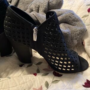 Vince Camuto Black Cutout Heeled Booties Inside Zipper Open Toed SZ 9.5M